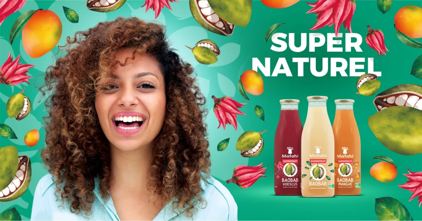 Visuel publicitaire Matathi “Super Naturel” avec une femme souriante, des bouteilles de boissons bio au baobab et des illustrations de fruits tropicaux