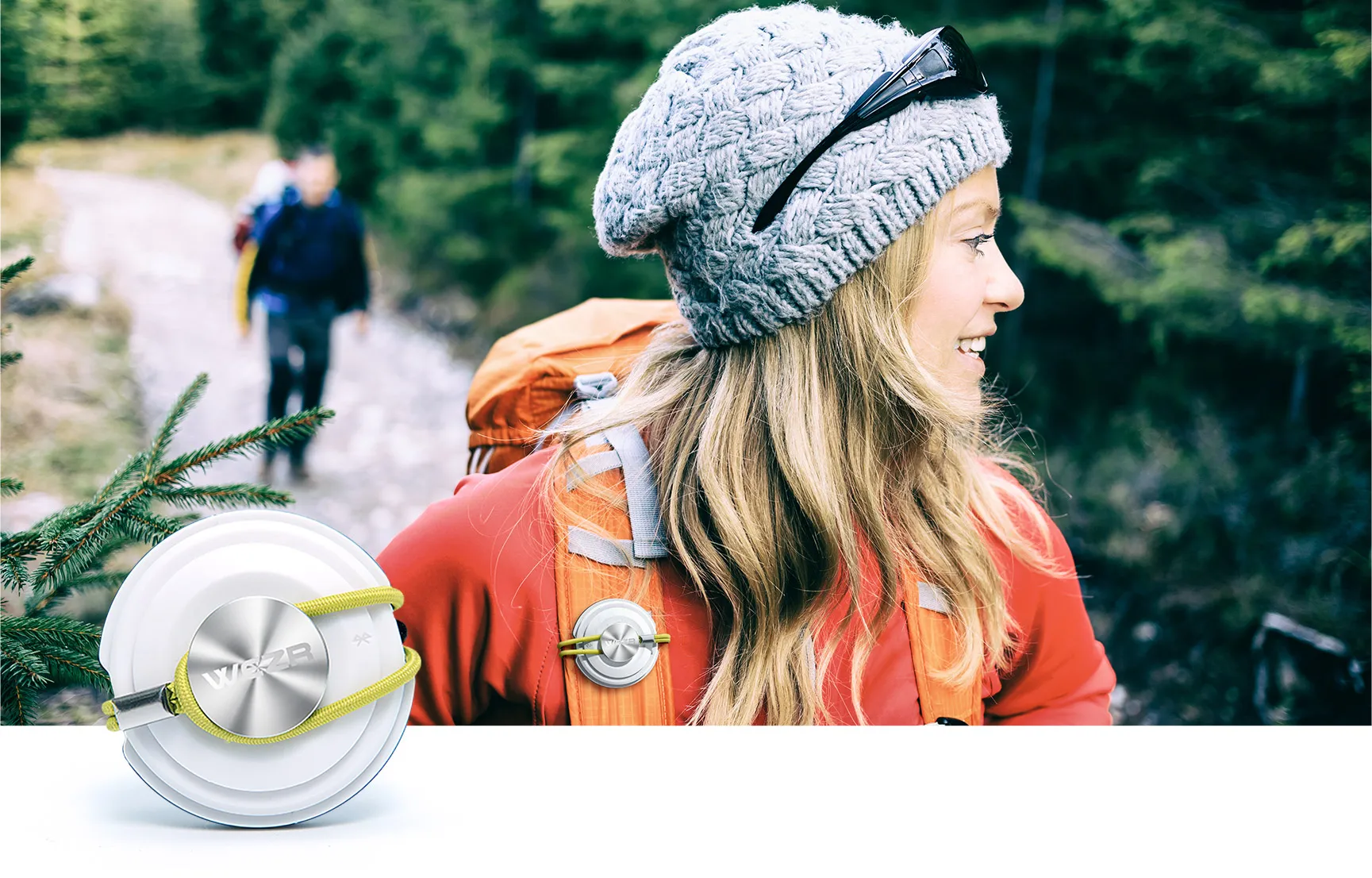 Randonneuse équipée d’un sac à dos avec station météo nomade connectée Wezr, idéale pour suivre les conditions météo en pleine nature.