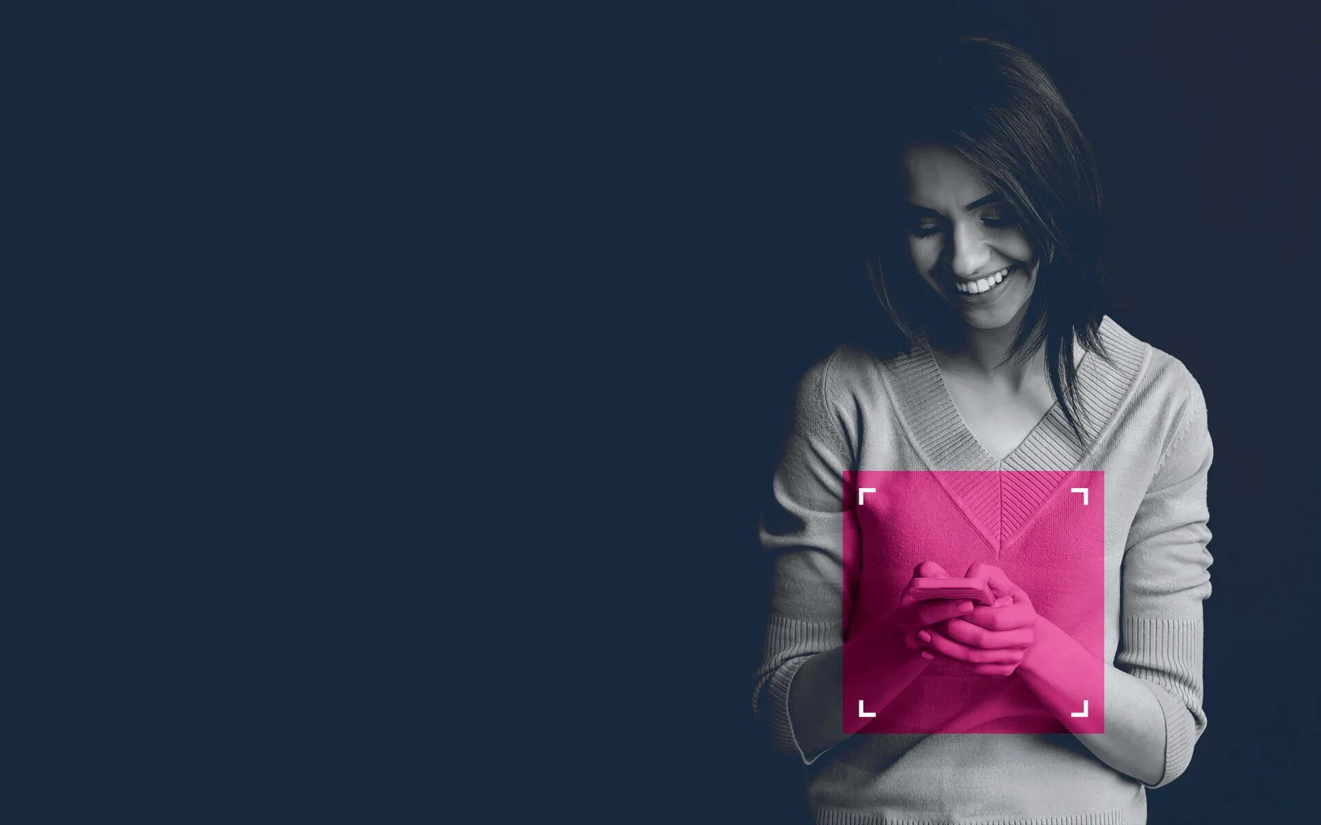 Image de couverture Powerspace pour marketing digital, avec portrait en noir et blanc et zone de cadrage rose sur smartphone