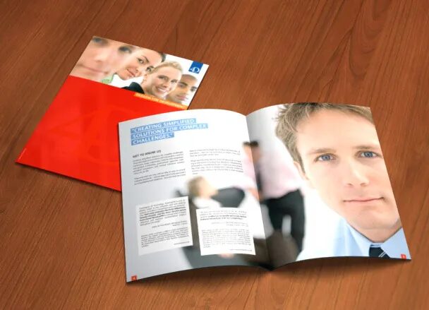Brochure 4D ouverte avec visuel corporate