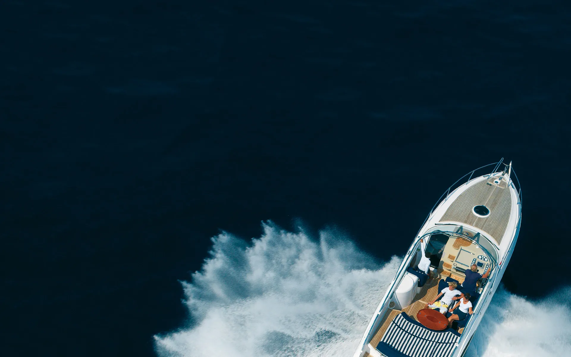 Bannière Exide Solutions de stockage d'énergie avec un bateau à moteur sur l'eau