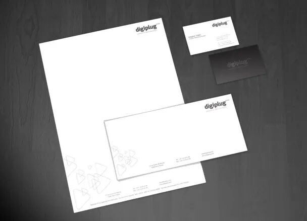 Papeterie Digiplug avec papier en-tête et enveloppe.