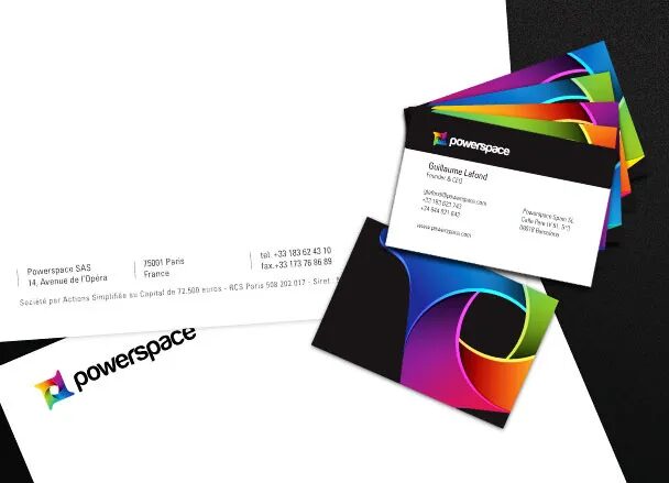 Papeterie Powerspace avec cartes de visite multicolores.