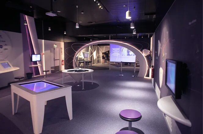 Conception espace muséographique interactif Cité de l'Espace - salle bornes tactiles arche lumineuse satellites par cubedesigners