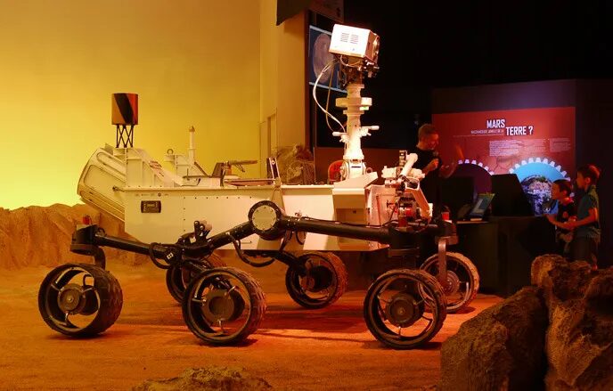 Conception scénographie exposition Cité de l'Espace - Explorations Extrêmes maquette rover Mars Curiosity sol martien par cubedesigners