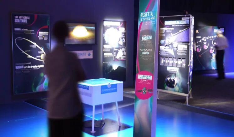 Conception scénographie exposition itinérante Cité de l'Espace - salle Rosetta comètes panneaux lumineux bornes interactives par cubedesigners