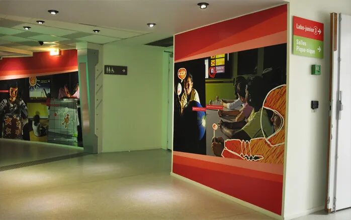 Scénographie murale cité de l'espace dans un espace d’exposition.