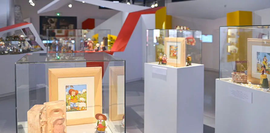 Conception scénographie musée Cité de l'art santonnier Aubagne - vitrines collections santons céramiques provençales par cubedesigners