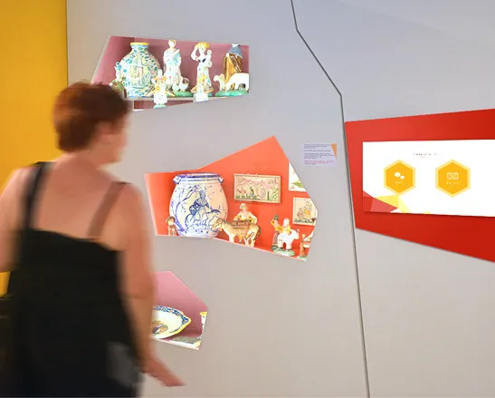 Conception scénographie musée Cité de l'art santonnier Aubagne - vitrines collections santons céramiques provençales par cubedesigners