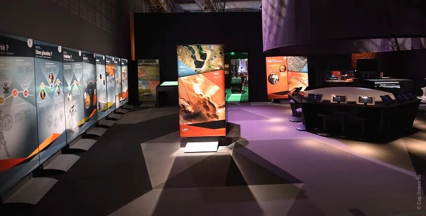 Conception scénographie salle Mars exposition Cité de l'Espace - parcours immersif panneaux images satellites bornes interactives par cubedesigners