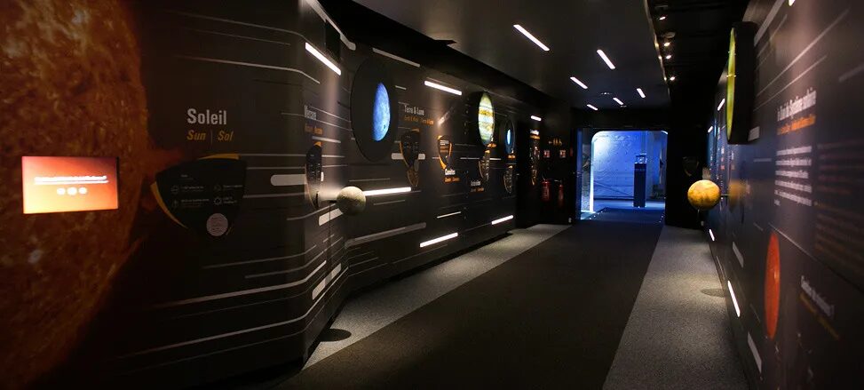 Conception scénographie couloir immersif Cité de l'Espace - système solaire planètes Soleil Terre Lune Jupiter par cubedesigners