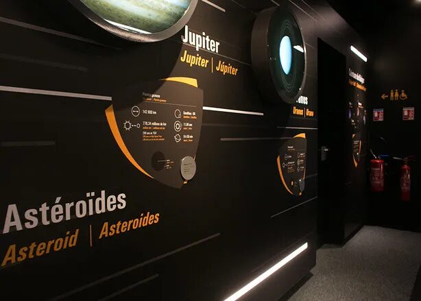 Conception scénographie exposition Cité de l'Espace - signalétique Jupiter astéroïdes Uranus système solaire multilingue par cubedesigners