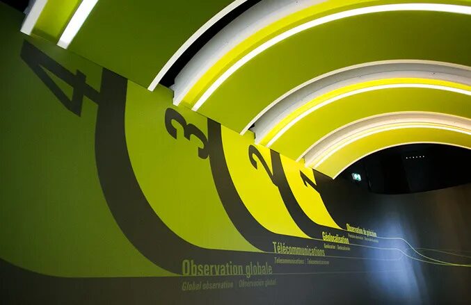 Conception design tunnel immersif Cité de l'Espace - signalétique observation globale télécommunications géolocalisation satellites par cubedesigners